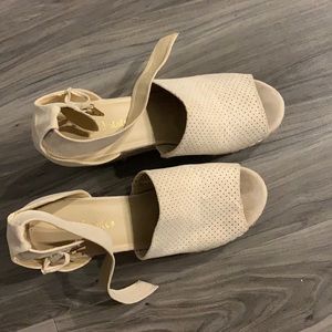 Women’s 8.5. Altard State Wedges.